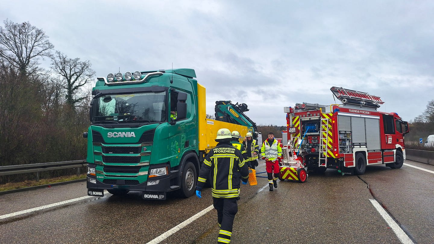 Schwerer Unfall auf A8 bei Pforzheim (Foto: Pressestelle, EinsatzReport24/ Markus Rott)