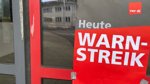 "Heute Warnstreik" steht auf einem Schild von der Gewerkschaft ver.di in Karlsruhe