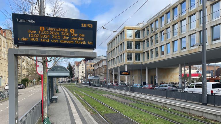 Die Info zum Warnstreik steht auf den Hinweistafeln an den Haltestellen in Karlsruhe, Busse und Straßenbahnen stehen still