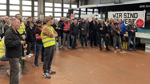 Beschäftigte der Verkehrsbetriebe Karlsruhe bei einer Streikversammlung am Freitag (Foto: SWR)