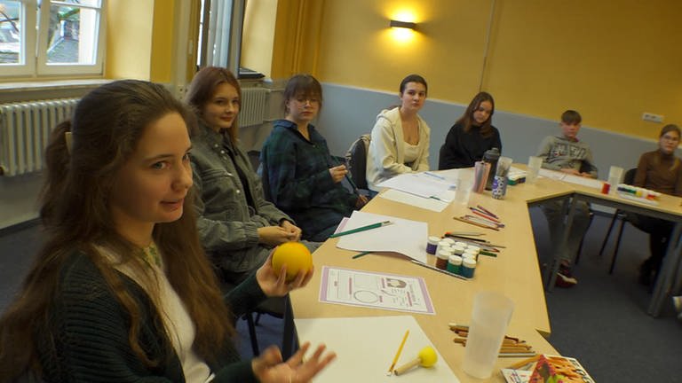 In Baden-Baden bekommen Kinder und Jugendliche aus der Ukraine Gruppen-Therapien. In diesen Kursen bekommen sie Werkzeuge gegen ihre Traumata an die Hand. (Foto: SWR)