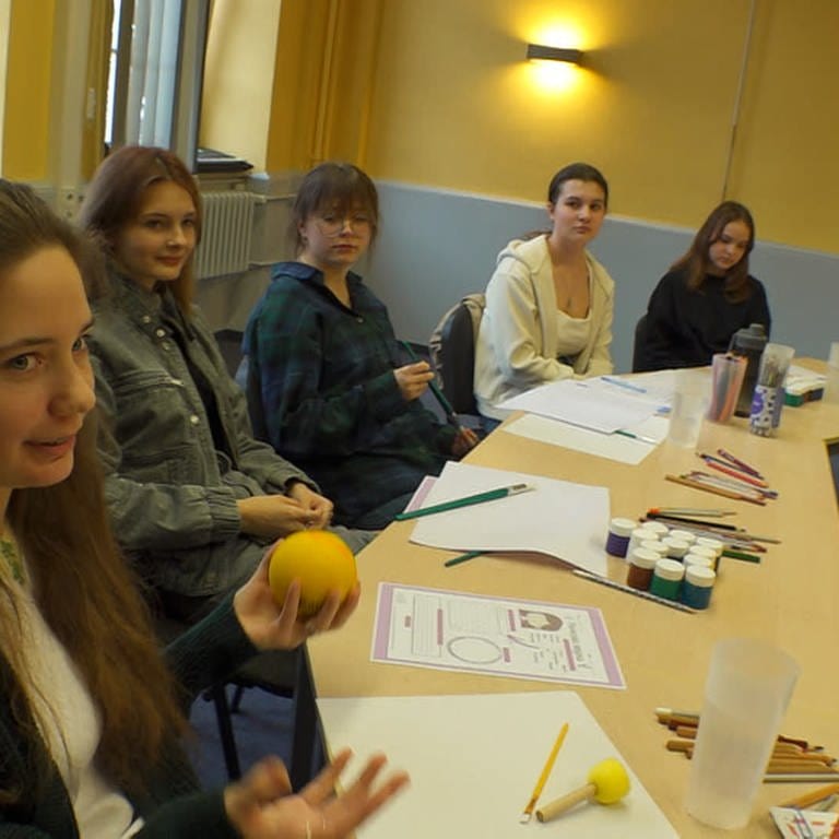In Baden-Baden bekommen Kinder und Jugendliche aus der Ukraine Gruppen-Therapien. In diesen Kursen bekommen sie Werkzeuge gegen ihre Traumata an die Hand. (Foto: SWR)