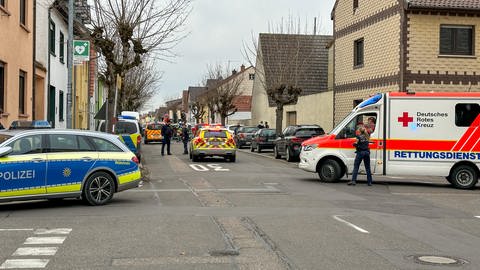 Eine Frau ist am Mittwochnachmittag laut Polizei verletzt in einer Wohnung in Waghäusel-Wiesental aufgefunden worden (Foto: Fabian Geier / EinsatzReport24)