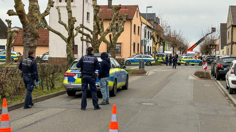 Eine Frau ist am Mittwochnachmittag laut Polizei verletzt in einer Wohnung in Waghäusel aufgefunden worden (Foto: Fabian Geier / EinsatzReport24)