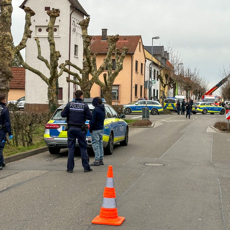 Eine Frau ist am Mittwochnachmittag laut Polizei verletzt in einer Wohnung in Waghäusel aufgefunden worden (Foto: Fabian Geier / EinsatzReport24)