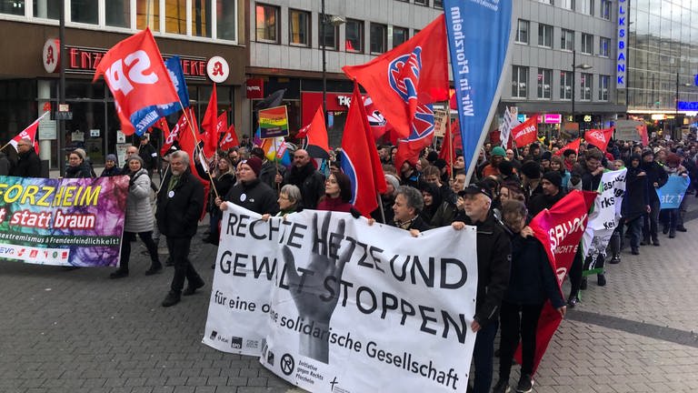 Demo gegen den Aufmarsch von Neonazis am Pforzheimer Gedenktag im Jahr 2023 (Foto: SWR)