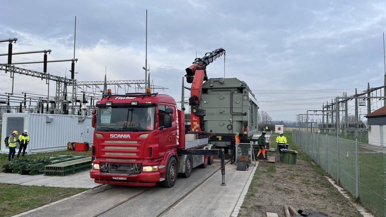 Der Trafo soll nach dem Transport auf dem Gelände des alten Umspannwerks in Bühl auf einen Speziallaster gehoben werden, um ihn dann zum neuen Umspannwerk zu transportieren. (Foto: SWR)