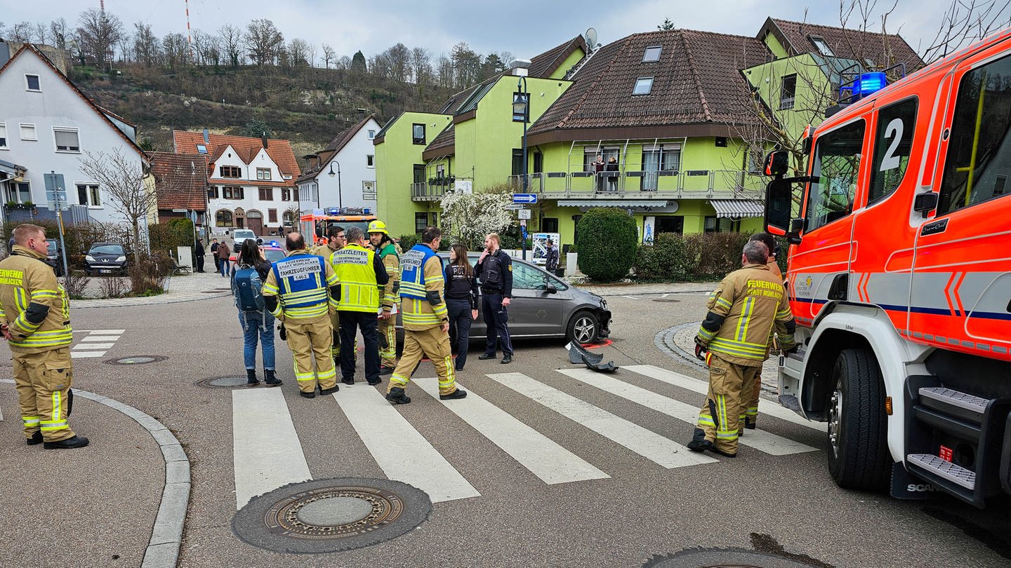 In Mühlacker im Enzkreis ist eine Mutter und ein Kind bei einem Unfall verletzt worden. Einsatzkräfte waren vor Ort. (Foto: Waldemar Gress / EinsatzReport24)