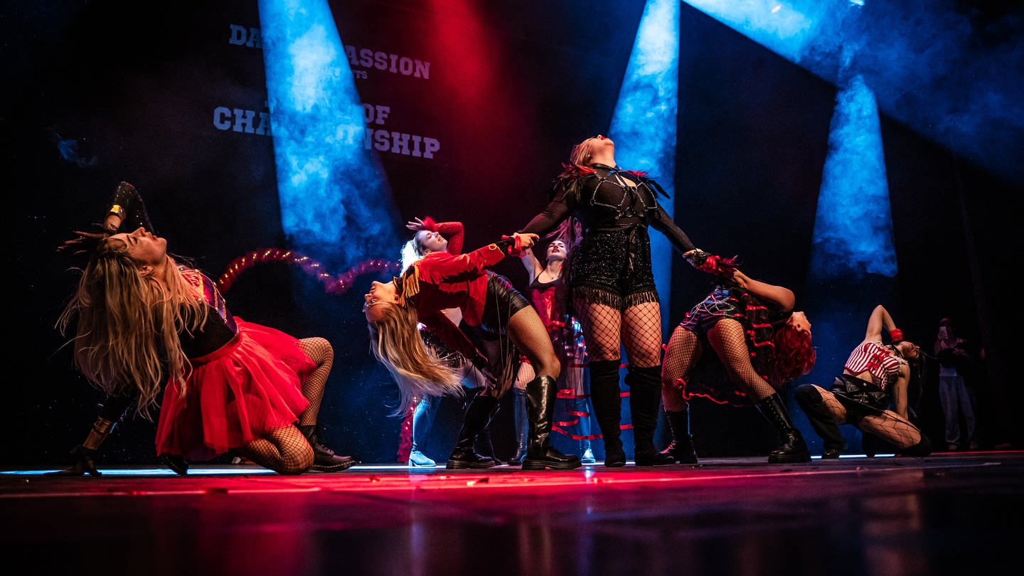 Die Bronx Sistas bei ihrem 20. Jubiläum auf der Bühne in Rastatt. In Ihrer Tanzschule Dance Passion geben sie ihr Wissen an die Jugend weiter. (Foto: Tayfun Ayra Timeless Media Art / Dance Passion)