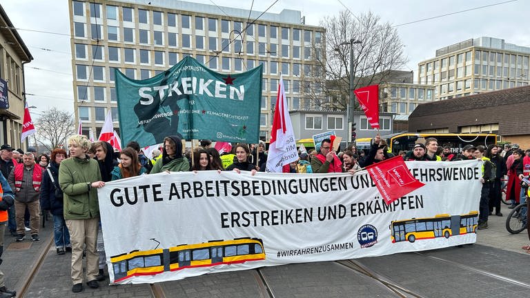Das von der Gewerkschaft ver.di initiierte Bündnis mit dem Namen "Wir fahren zusammen" setzt sich beim Klimastreik auch in Karlsruhe für eine bessere Finanzierung des öffentlichen Nahverkehrs ein. (Foto: SWR)