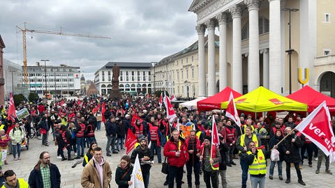 Bei hrem Streik in Karlsruhe setzt sich das von der Gewerkschaft ver.di initiierte Bündnis mit dem Namen "Wir fahren zusammen" für eine bessere Finanzierung des öffentlichen Nahverkehrs ein. (Foto: SWR)