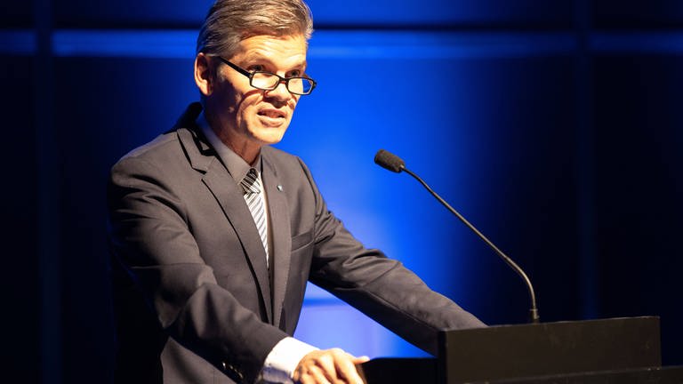 Ingo Wellenreuther (CDU) steht an einem Rednerpult (Foto: IMAGO, Imago)