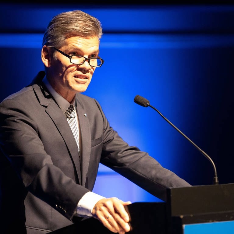 Ingo Wellenreuther (CDU) steht an einem Rednerpult