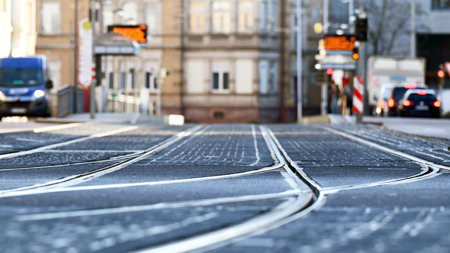 Straßenbahnschienen in der Karlsruher Innenstadt (Foto: dpa Bildfunk, picture alliance/dpa | Uli Deck)