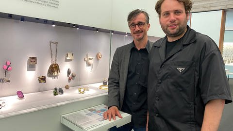 Geschäftsführer Christian Saalfrank und Kurator Jules van den Langenberg im Schmuckmuseum Pforzheim, einem der rund 20 Spielorte der Ornamenta 2024 in Pforzheim. (Foto: SWR)
