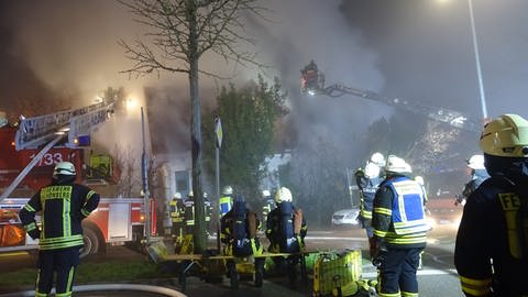 Ein Wohnhaus in Calw stand in der Nacht in Flammen. Die Feuerwehr war mit Großaufgebot vor Ort. (Foto: Pressestelle, Kreisfeuerwehrverband Calw)