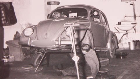 Im Jahr 1955 in der Werkstatt im Autohaus Stoppanski: Hier wird am VW Käfer noch alles von Hand repariert (Foto: SWR, Martina Stoppanski-Auracher (Foto privat))