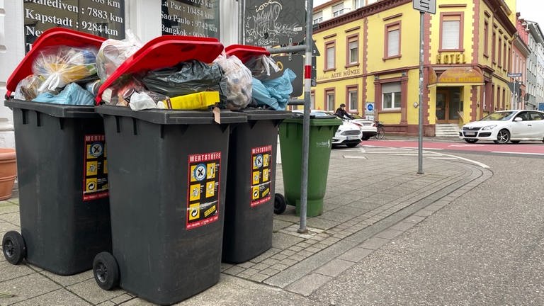 Wertstofftonnen in Karlsruhe: Die Mülltonnen sorgen in der Stadt für Streit