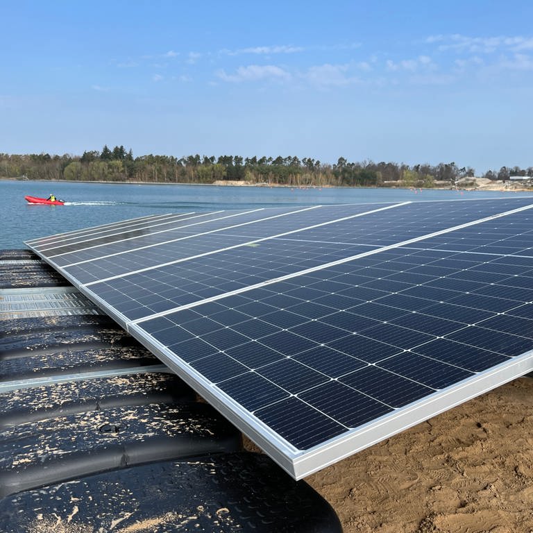Die Photovoltaik-Anlage ensteht auf dem Philippsee in Bad Schönborn im Landkreis Karlsruhe. (Foto: SWR)