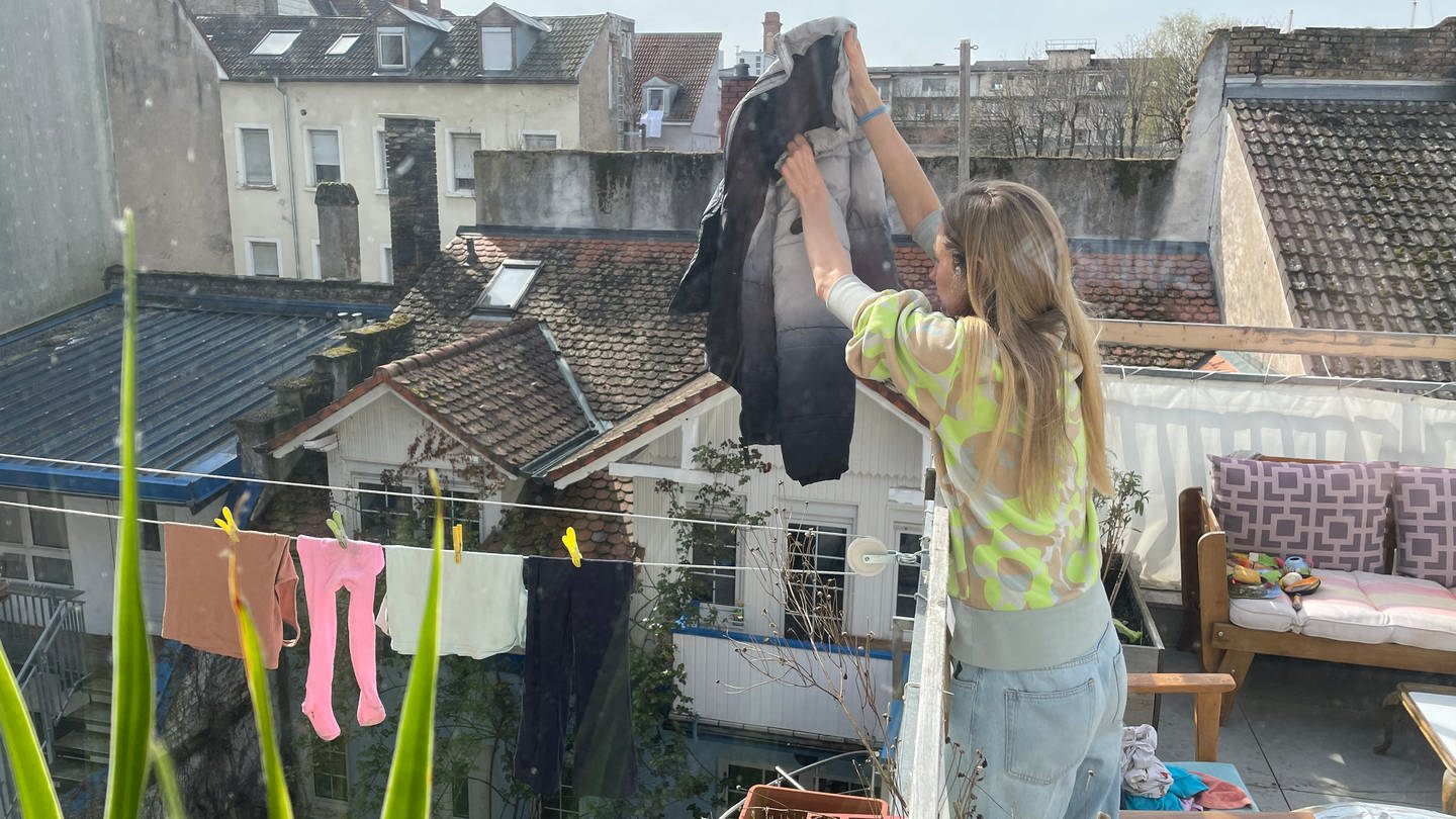 Jill Enders aus Karlsruhe hängt Wäsche an ihrer neuen Zugwäscheleine auf. (Foto: SWR, Cornelia Stenull)