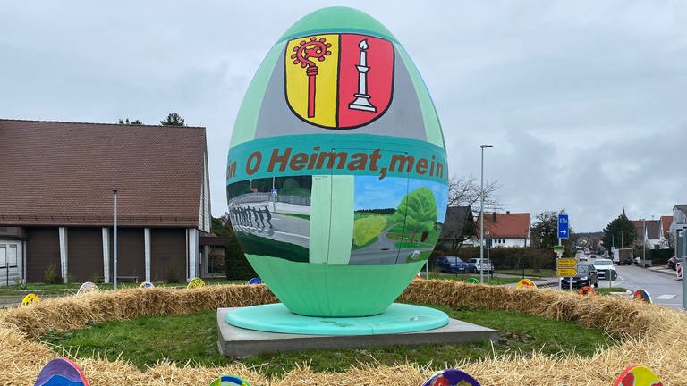 In Wurmberg bei Pforzheim sind über 300 Eier an Ostern zu sehen. Das größte ist über vier Meter hoch.