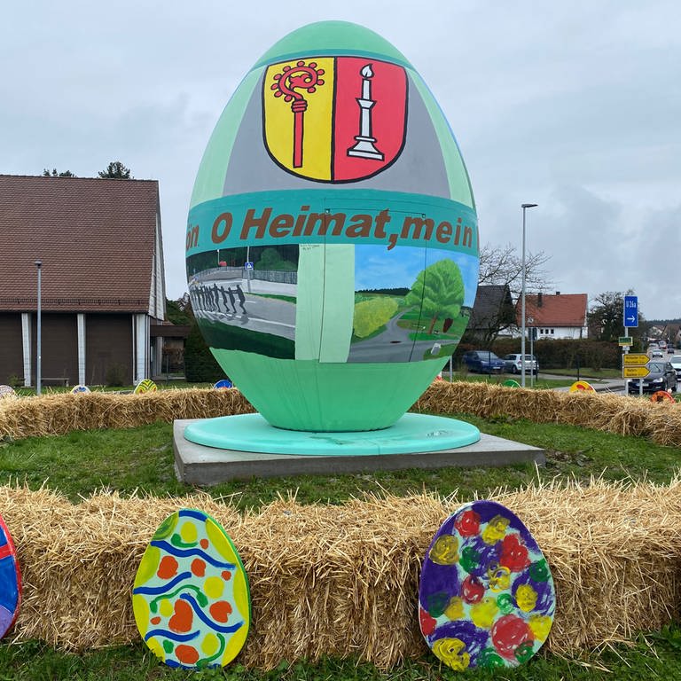 In Wurmberg bei Pforzheim sind über 300 Eier an Ostern zu sehen. Das größte ist über vier Meter hoch.
