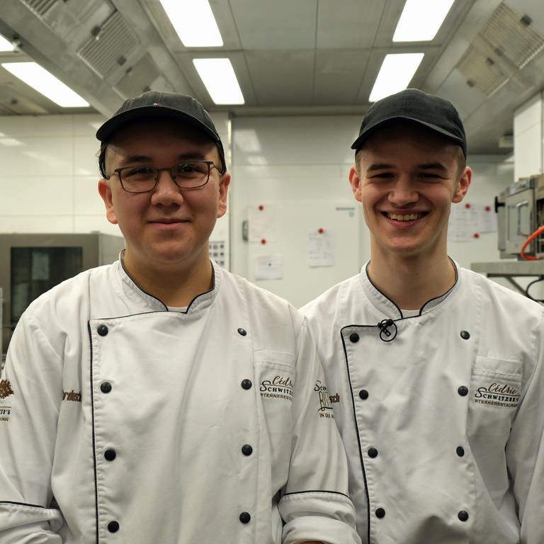 Simon Le und Nico Pupp machen ihre Koch-Ausbildung in einem Gourmet Restaurant in Waldbronn bei Karlsruhe. Das könnte heute Abend schon seinen zweiten Michelin Stern bekommen.
