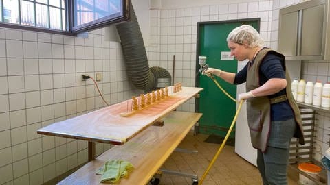 In Bad Liebenzell im Landkreis Calw hauchen Mitarbeiterinnen und Mitarbeiter einer Manufaktur kleinen Osterhasen aus Marzipan Leben ein (Foto: SWR, Greta Hirsch)