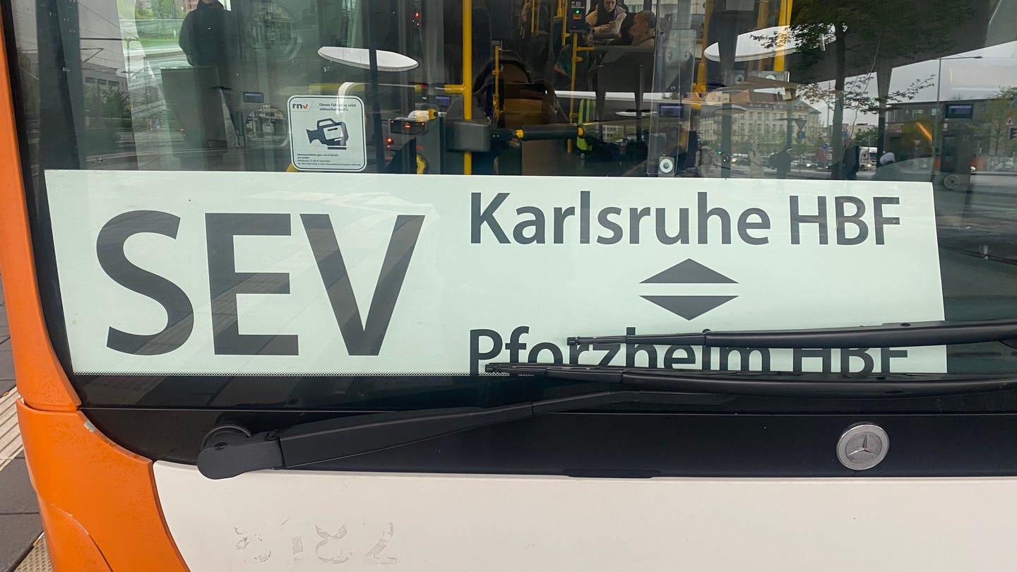 Sie sind alt, laut und manchmal fahren sie gar nicht: Die Busse des SEV zwischen Karlsruhe und Pforzheim. (Foto: SWR, Annika Jost)