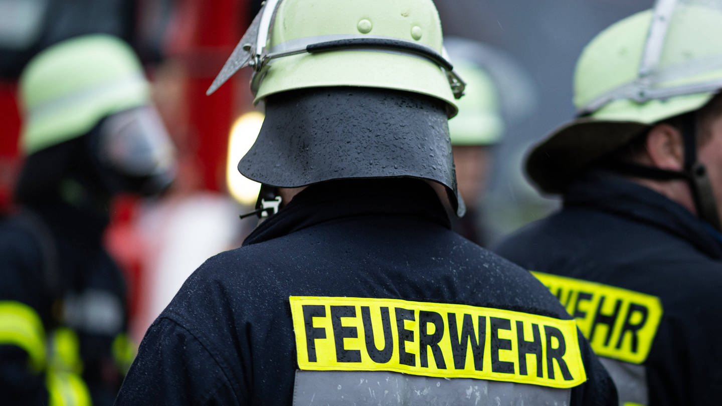 Symbolbild: Ein Feuerwehrmann steht in Einsatzkleidung bereit. Nach Brand in Bad Schönborn konnte die Leiche identifiziert werden. (Foto: IMAGO, IMAGO / Fotostand)