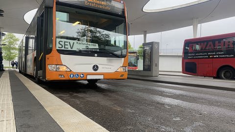 Der Bus des SEV am Hauptbahnhof in Pforzheim.