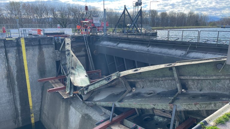 Schiff La Primavera zerstört Schleuse auf dem Rhein in Iffezheim