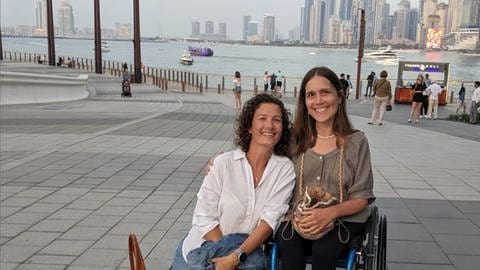 Weltreise im Rollstuhl: Zwischen Tradition und Moderne - unterwegs in Dubai mit Assistenten und Freunden. (Foto: Nora Welsch)