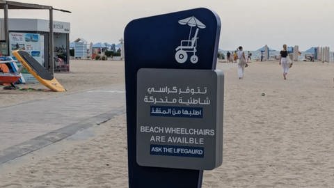 Weltreise im Rollstuhl: Schild am Strand in Dubai der auf den barrierefreien Zugang hinweist. (Foto: Nora Welsch)