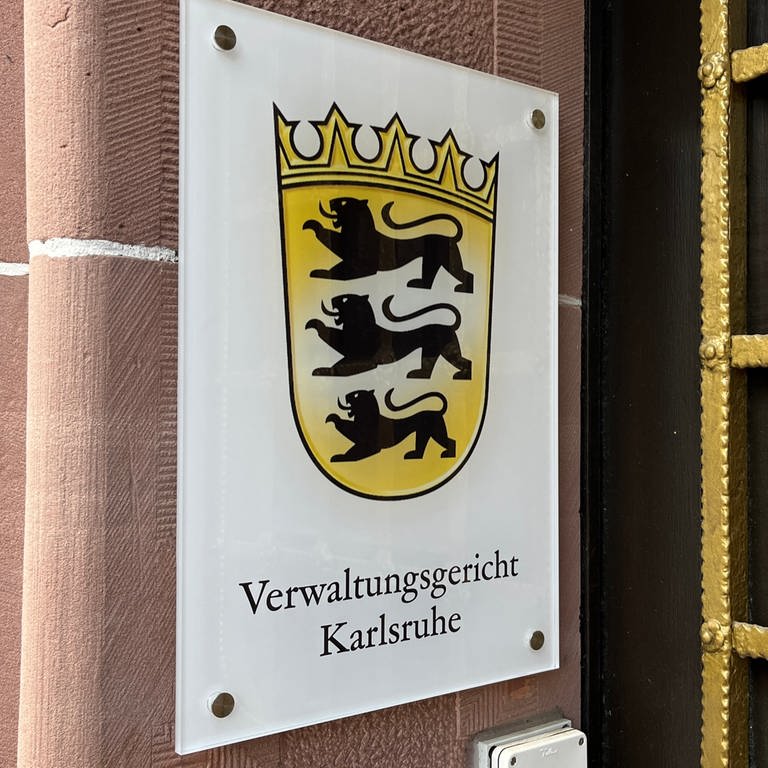 Klage gegen die OB-Wahl in Rastatt: Ein Schild am Eingang des Verwaltungsgerichts Karlsruhe