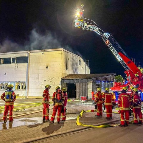 Bei einem Brand im Industriegebiet in Karlsdorf-Neuthard soll laut Polizei ein Schaden von einer Million Euro entstanden sein. (Foto: Tim Müller / EinsatzReport24)
