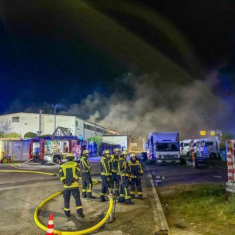 Bei einem Brand im Industriegebiet in Karlsdorf-Neuthard soll laut Polizei ein Schaden von einer Million Euro entstanden sein. (Foto: Tim Müller / EinsatzReport24)