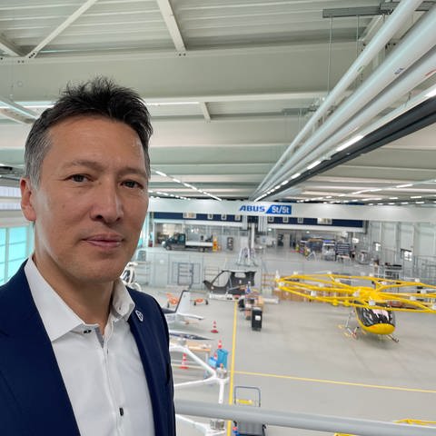 Dirk Hoke, CEO von Volocopter, steht im Hangar des Unternehmens in Bruchsal. (Foto: SWR)