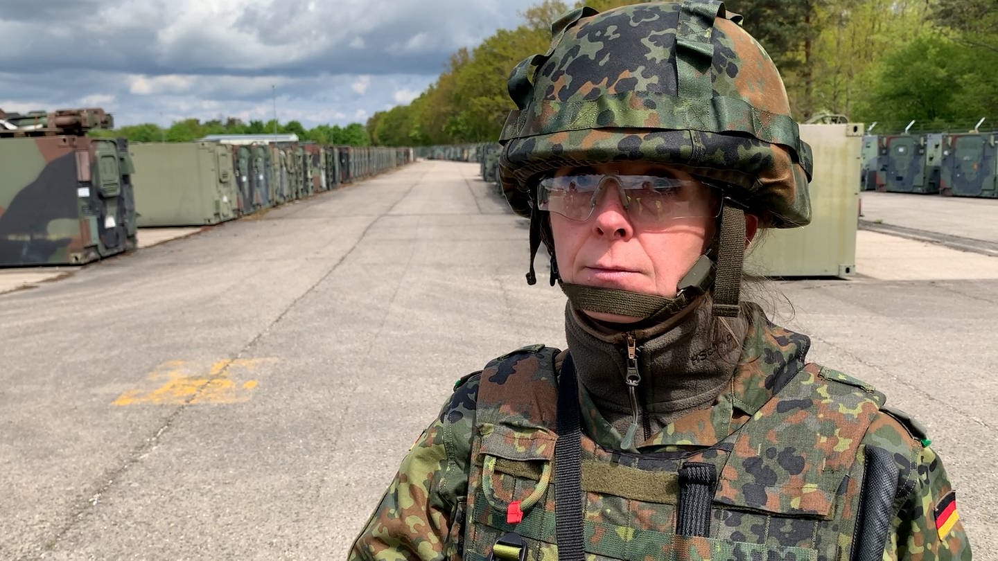 Im normalen Leben ist sie Mutter und Sekretärin - am Wochende Soldatin: Hauptgefreiter Daniela S. trainiert für die Heimatschutzkompanie Oberrhein der Bundeswehr in Karlsruhe. (Foto: SWR)
