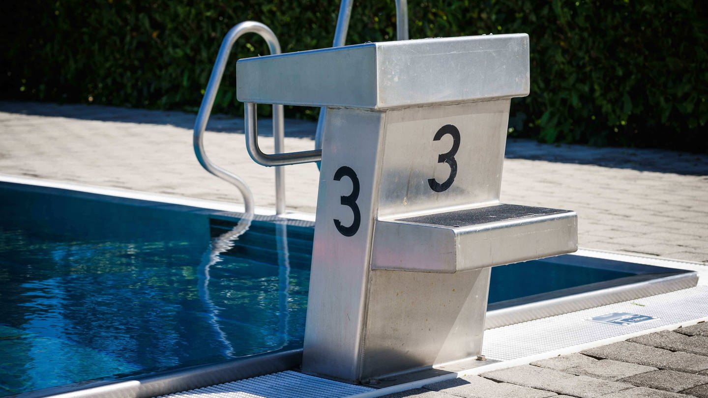 Droht dem Schwimmbad Cuppamare die Schließung? Der Gemeinderat entscheidet am Montag über die Zukunft des Bades. (Foto: IMAGO, IMAGO / Daniel Scharinger)
