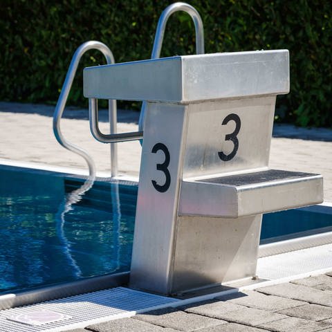 Droht dem Schwimmbad Cuppamare die Schließung? Der Gemeinderat entscheidet am Montag über die Zukunft des Bades.