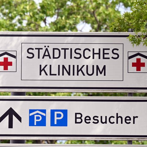 Auf einem Schild steht "Städtisches Klinikum" - Karlsruher Kliniken warnen vor wirtschaftlicher Notlage.