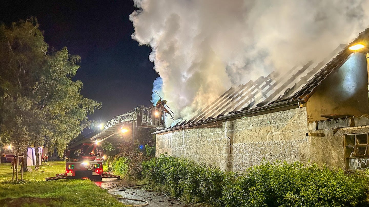 Rauch steigt aus dem Dach eines Hauses. Bei einem Brand ist der Dachstuhl eines Hauses in Stutensee zerstört worden. (Foto: Tim Müller / EinsatzReport24)