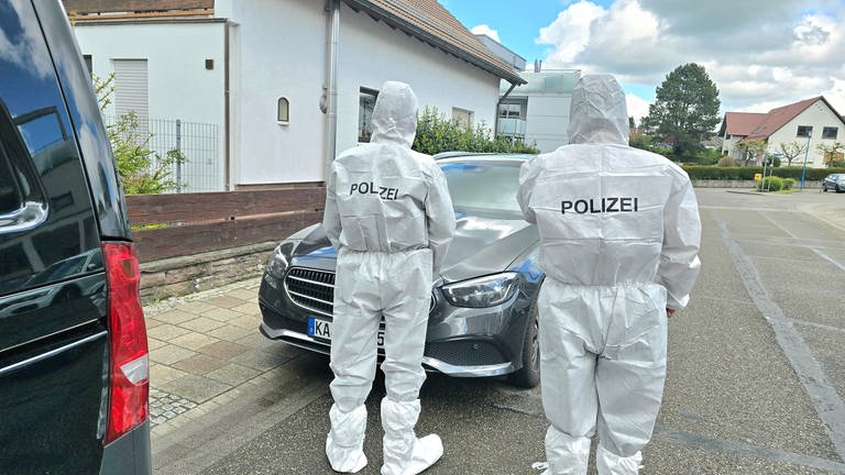 Die Polizei ermittelt vor Ort mit mehreren Beamten zum Tötungsdelikt in Waldbronn (Kreis Karlsruhe).