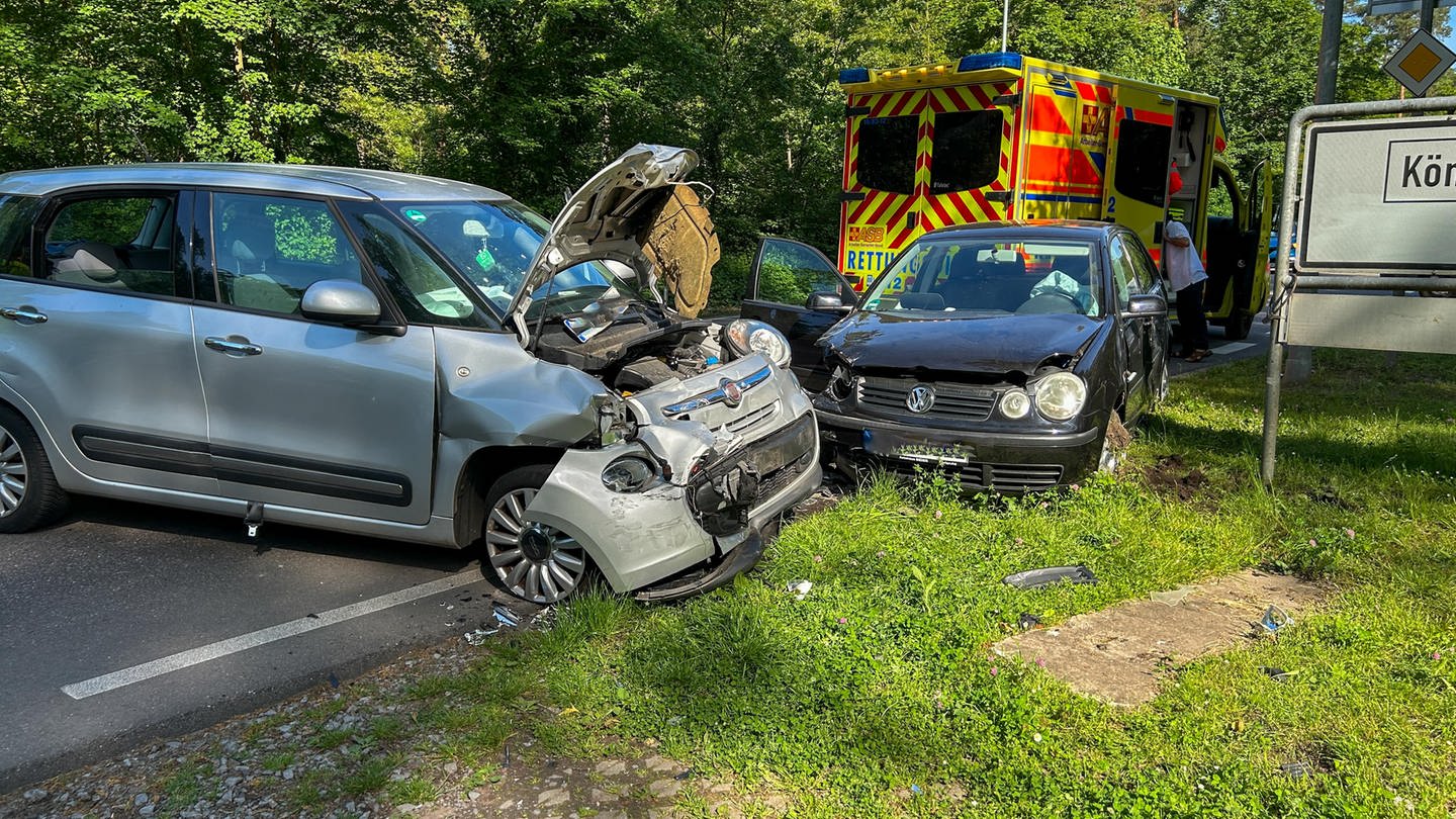 Zwei verunfallte Autos und ein Rettungswagen in Karlsruhe (Foto: Pressestelle, Tim Müller / EinsatzReport24)