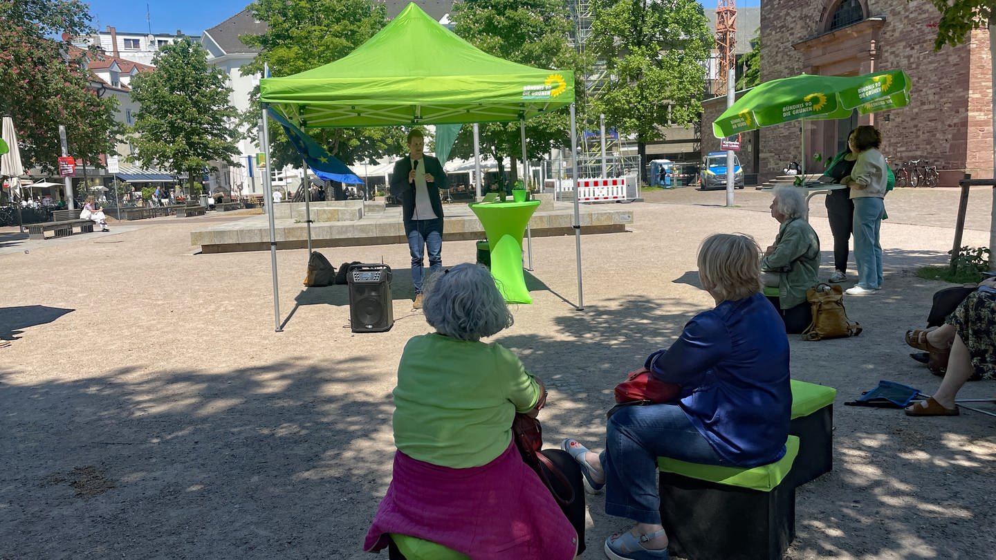 Wahlkampfstand der Grünen in Karlsruhe mit Michael Bloss (Foto: SWR, Louisa Guy)