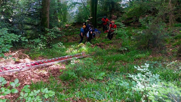Einsatzkräfte von Bergwacht und Feuerwehr bauen eine sogenannte Seilrettung auf