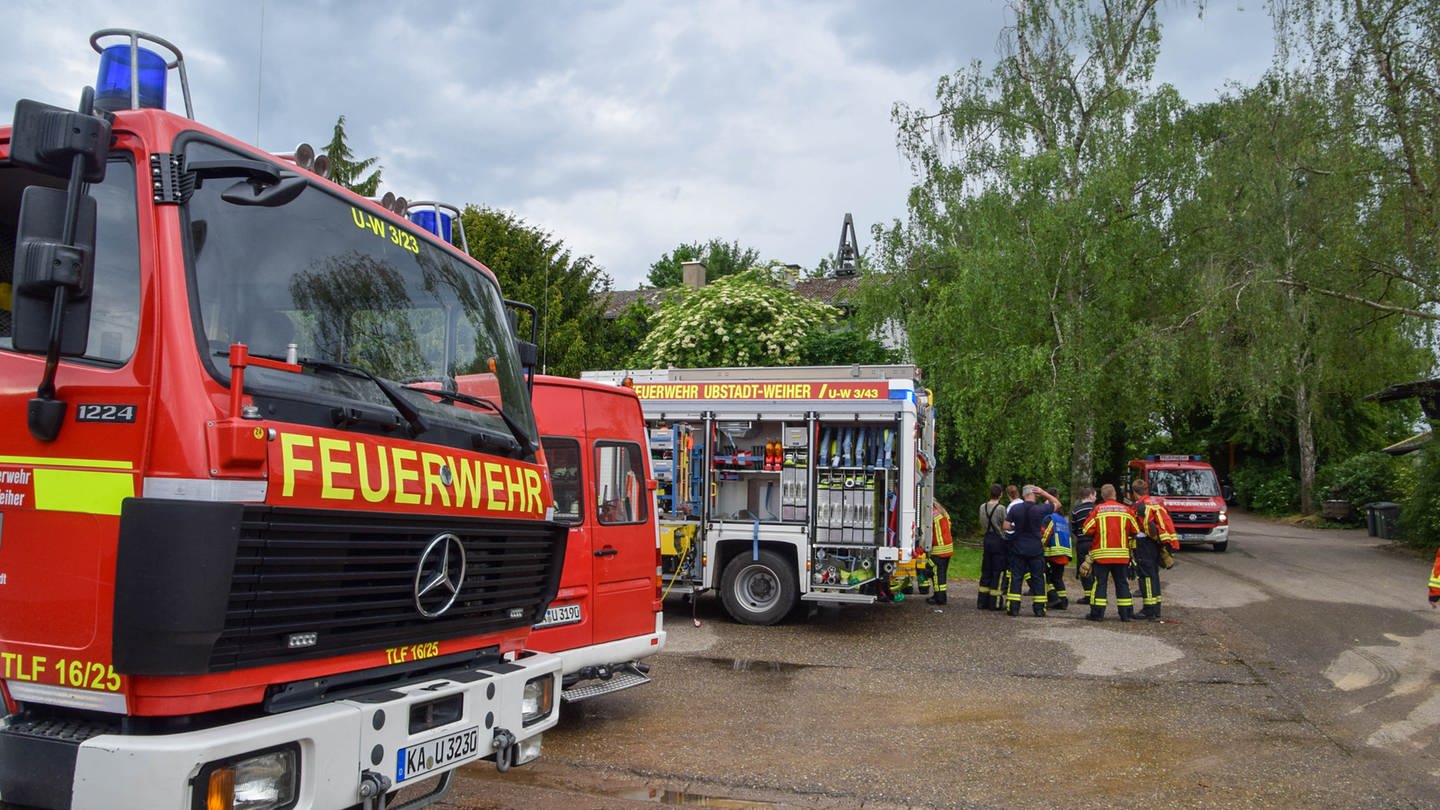 Feuerwehr im Einsatz bei Brandbekämpfung in Ubstadt-Weiher  - Brände in der Region fordern mindestens zwei Tote (Foto: Foto: Einsatz Report 24)