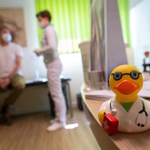 Gesundheitsexperten befürchten dramtische Unterversorgung auch bei Notarztpraxen im Landkreis Karlsruhe, Bild zeigt eine Quietscheente mit Arztkittel