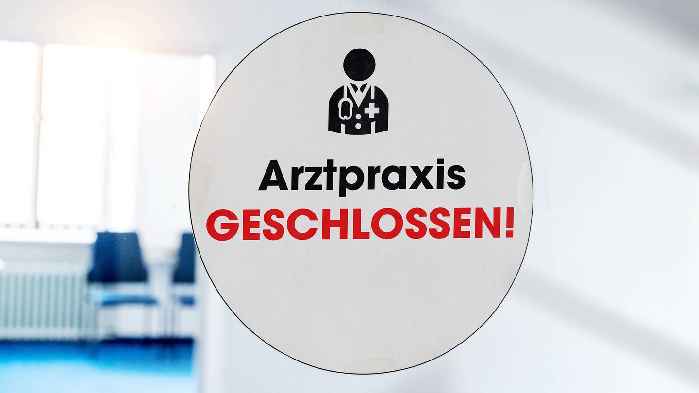 Ein Schild einer geschlossenen Arztpraxis. Die medizinische Notfallversorgung im Kreis Karlsruhe ist laut Experten in Gefahr. (Foto: IMAGO, IMAGO / Bihlmayerfotografie)